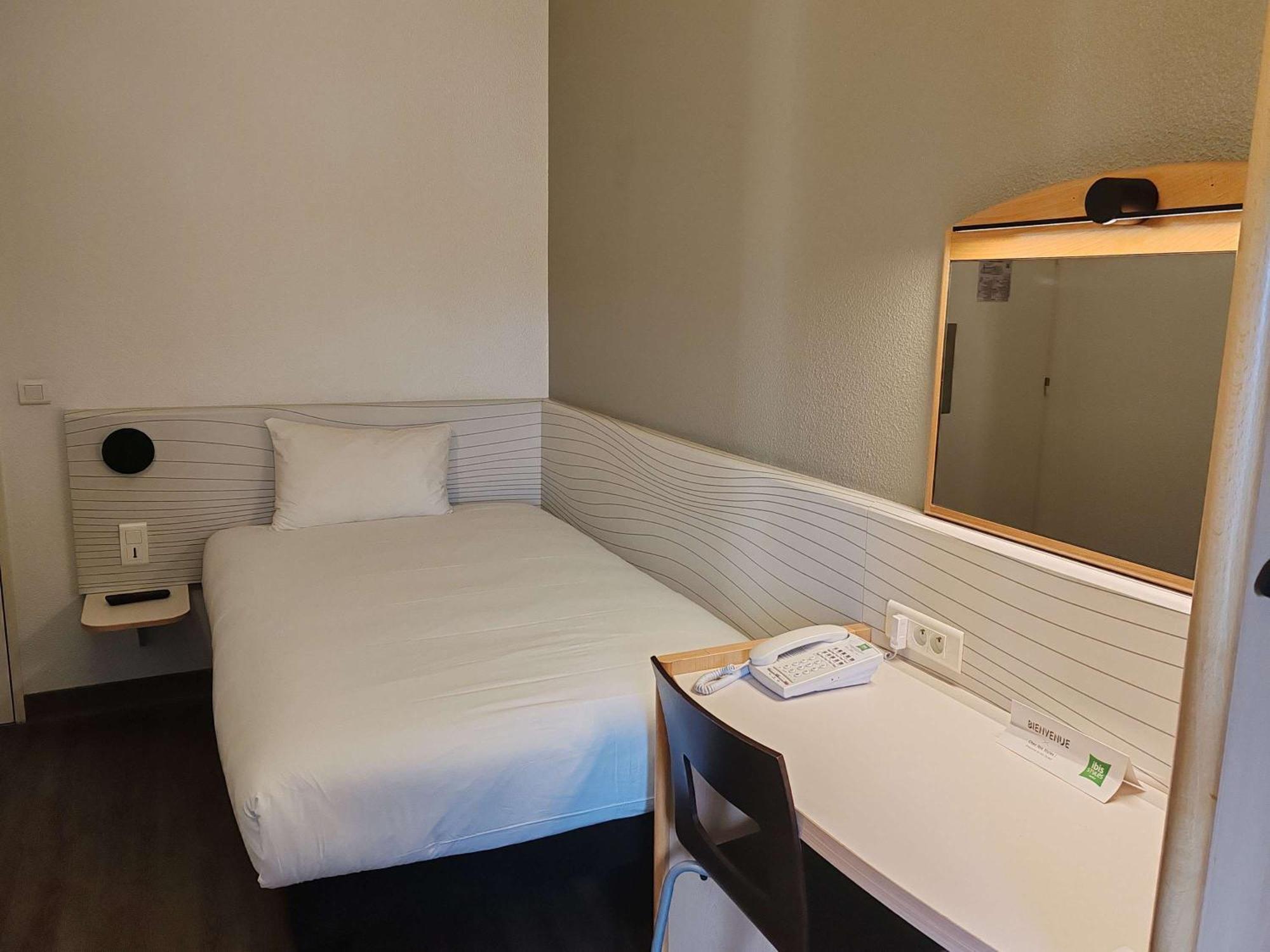 Hotel Ibis Styles Paris Poissy Esterno foto