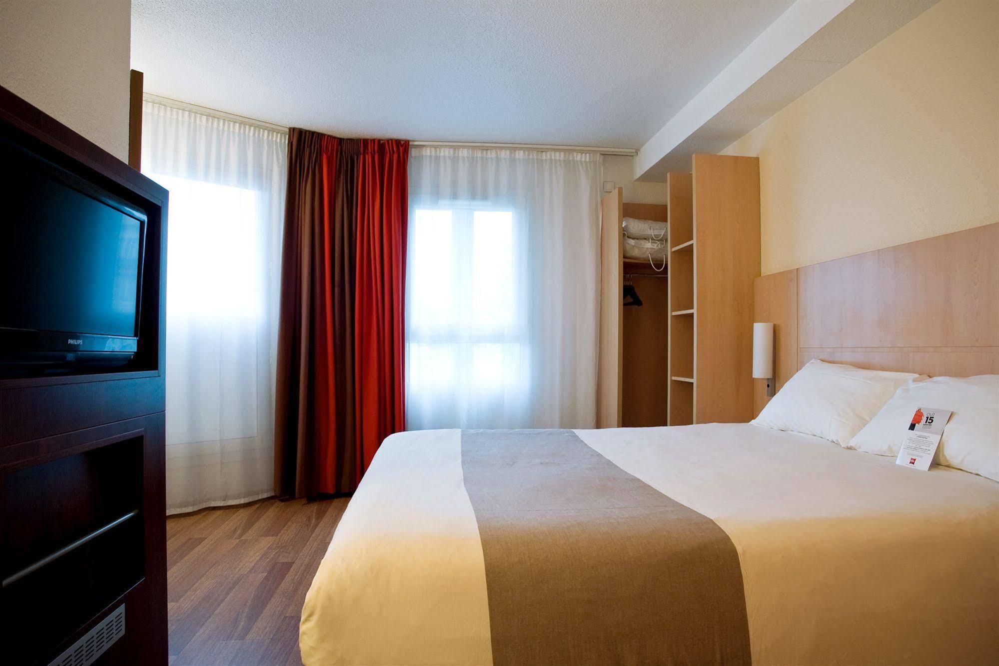 Hotel Ibis Styles Paris Poissy Esterno foto
